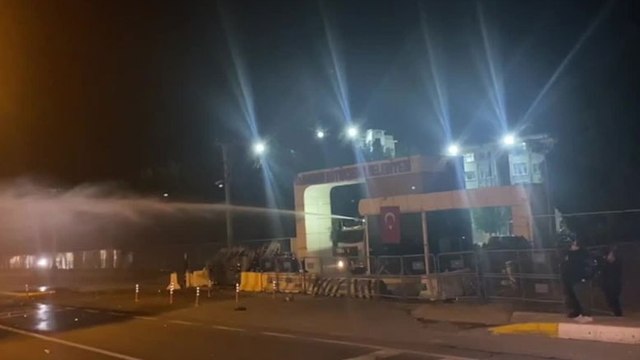 Mardin Büyükşehir Belediyesi önünde plastik mermili polis müdahalesi