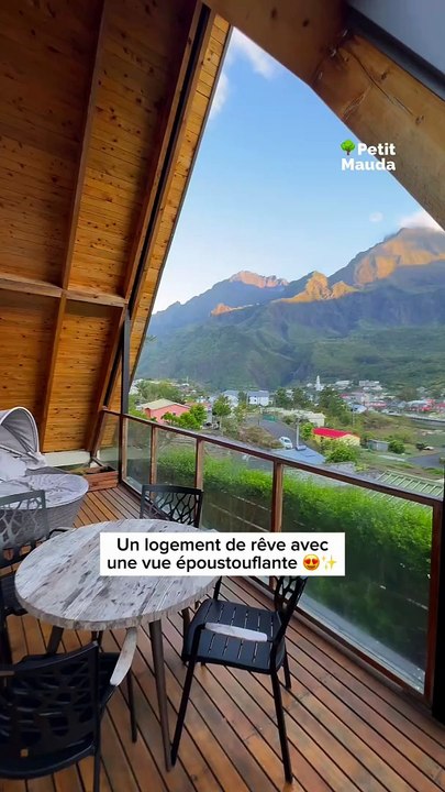 ️ Un logement de rêve avec une vue époustouflante   Bienvenue au Téréva Lodge, niché au cœur de la Réunion. ⛰️   Ici, chaque détail est pensé pour vous offrir une expérience unique et immersive ✨.   Vue panoramique sur les montagnes et couchers de s