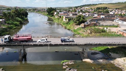 Caminhão perde freio e só para após bater contra proteção de ponte em Atalaia