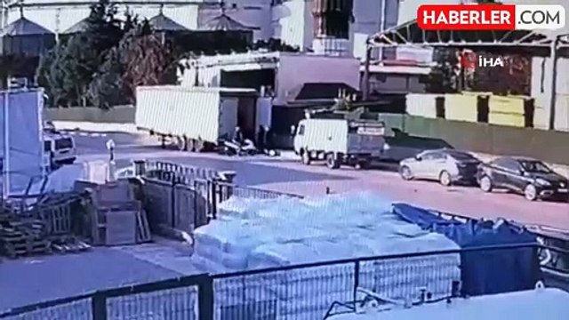 Bursa'da Otomobille Çarpışan Motosikletin Kazası Güvenlik Kamerasında