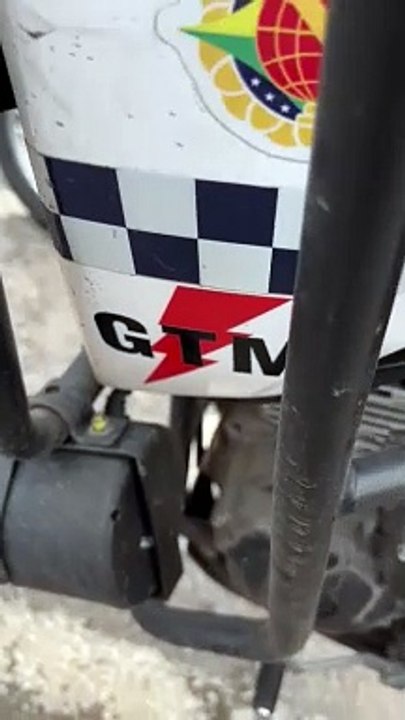Motorista tenta fugir mas é pego pela polícia n...