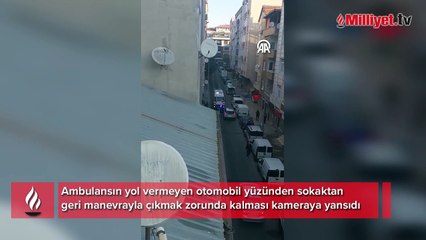 Küçükçekmece'de otomobilin ambulansa yol vermediği anlar kamerada