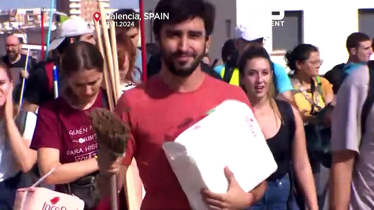 Voluntários mobilizam-se para ajudar vítimas das inundações em Valência