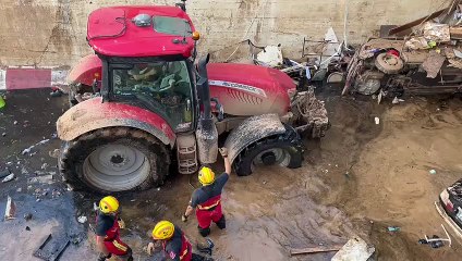 Bombers amb tractors retiren vehicles del pas inferior de les vies entre Sedaví i Alfafar