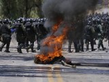 Proteste in Bolivien eskalieren: Demonstranten greifen Polizisten an