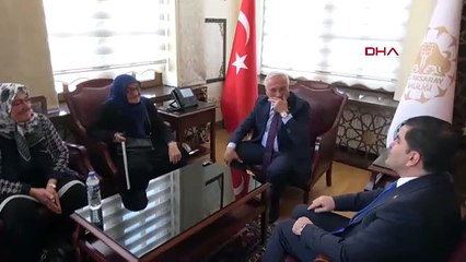 Bayrağı öpen bastonlu kadına valilikten hediye