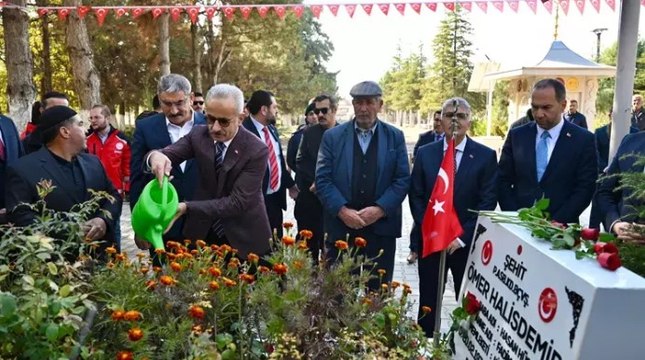 Ulaştırma ve Altyapı Bakanı Uraloğlu, Şehit Ömer Halisdemir’in kabrini ziyaret etti
