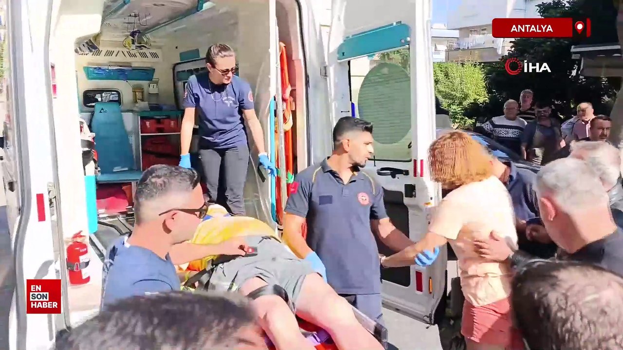Antalya'da yaya geçidinden geçen Alman turistlere otomobil çarptı