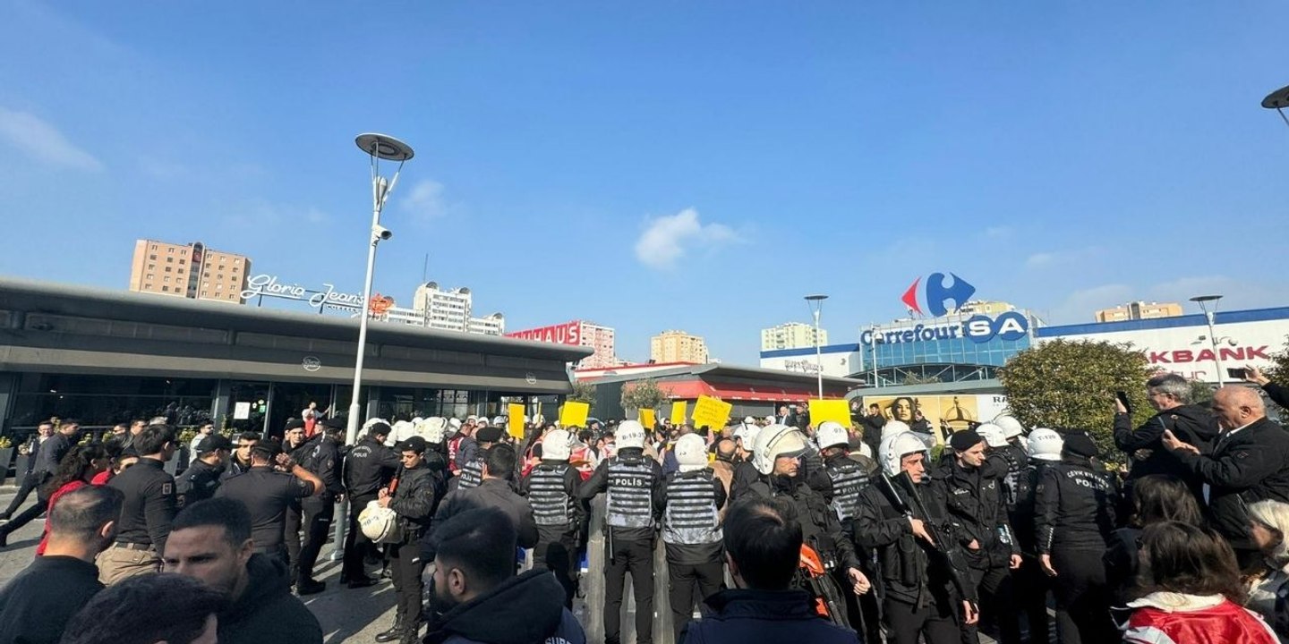 Esenyurt’ta kayyım: CHP’nin protestosuna polis müdahalesi