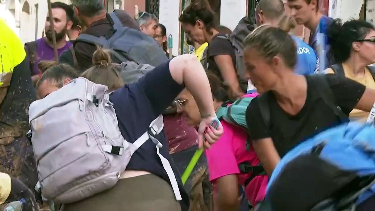 Espagne: une armée de volontaires au secours des sinistrés près de Valence