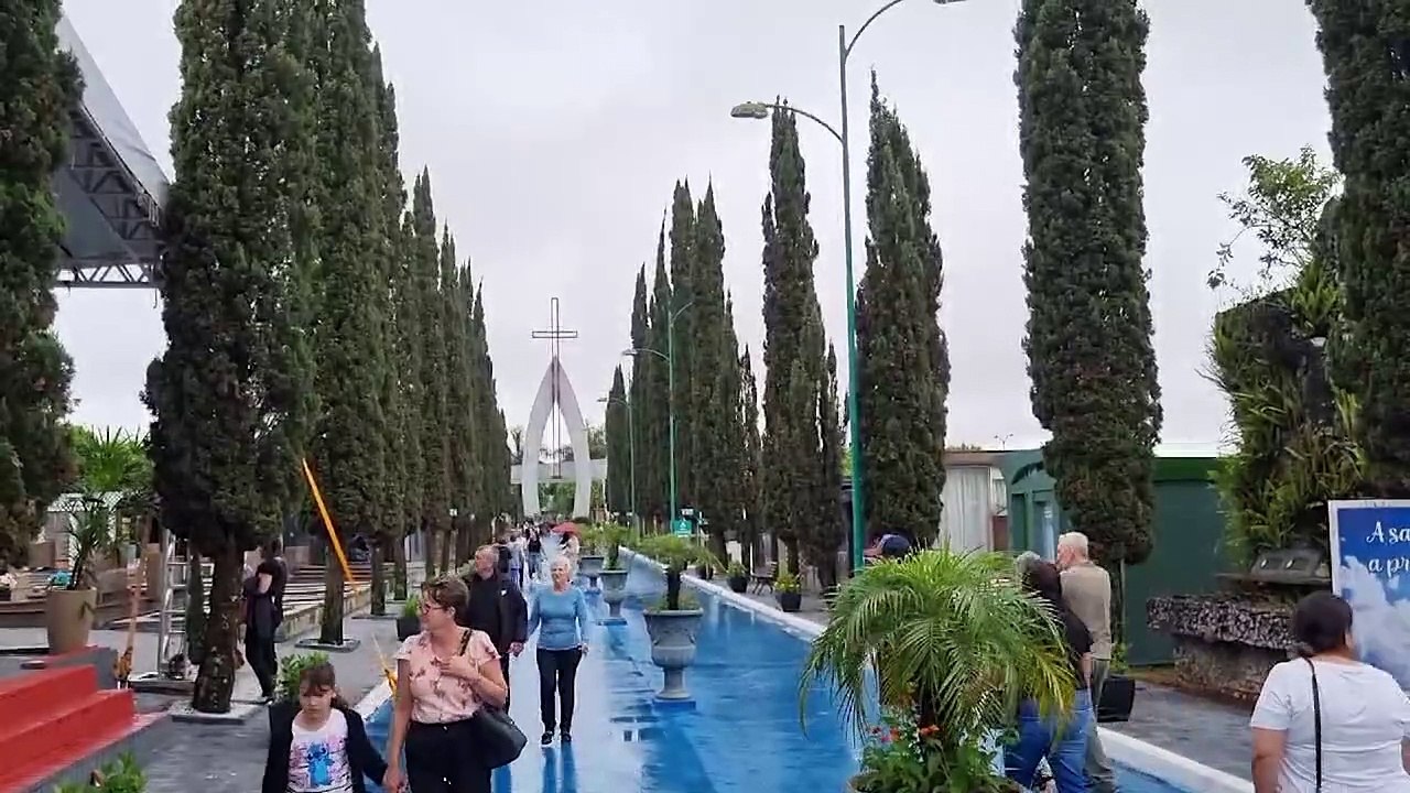 Dia de Finados: Mesmo sob chuva, familiares visitam cemitérios em Cascavel para homenagens e celebrações religiosas