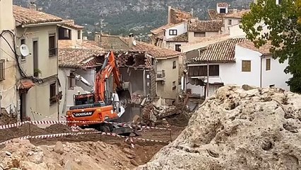 Comienza el derrumbe de una vivienda afectada por la DANA en Letur
