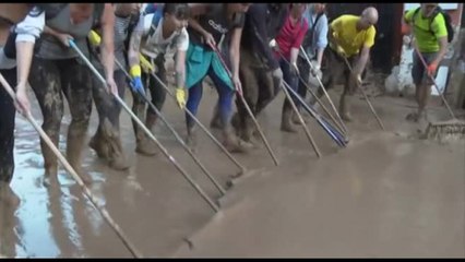 Migliaia di volontari in Spagna: "Ho visto gente morire in auto"