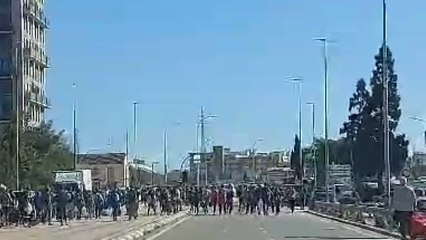 Ciudadanos recorriendo a pie kilómetros en Valencia para ir ayudar a las zonas más golpeadas por la DANA.