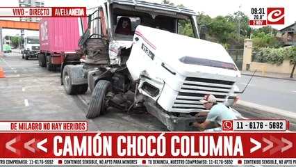 Camión chocó con una columna y casi provoca una targedia