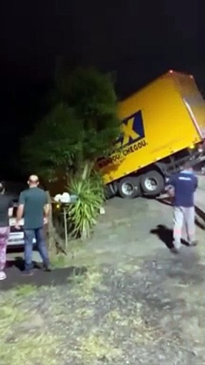 “Milagre”: Família sobrevive após caminhão descontrolado invadir casa na BR-280