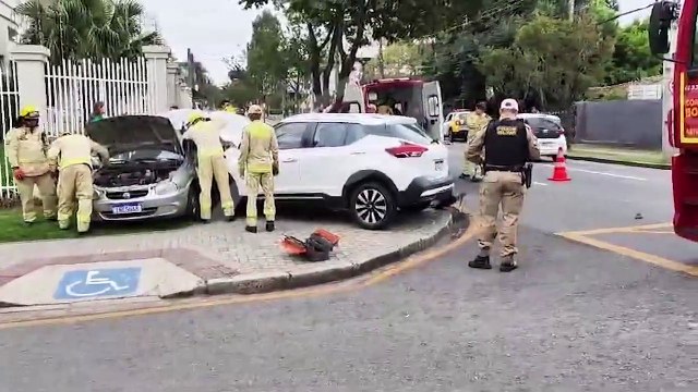 Carro invade preferencial, é fortemente atingido e quase destrói grade de condomínio em Curitiba
