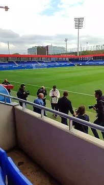 Hansi Flick y Manolo González posan para la foto del derbi Barça-Espanyol