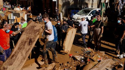 Los vecinos de Alfafar trabajan sin descanso: "El Gobierno, ni está ni se le espera"