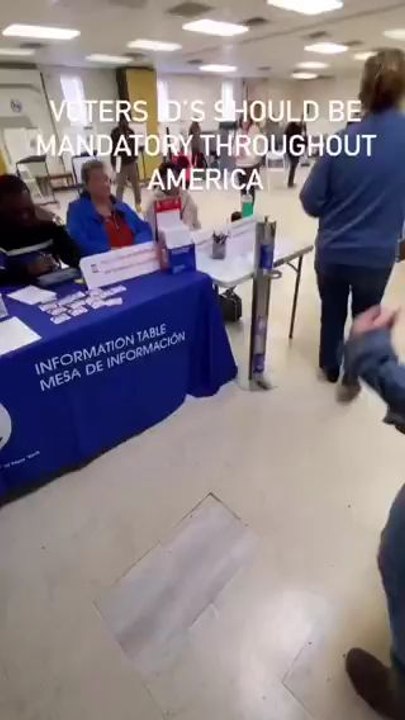 De plus en plus de travailleurs électoraux REFUSENT de présenter une pièce d'identité lors du vote Les Américains essaient de donner la carte d’identité au travailleur et ils disent : « Je n’ai pas le droit