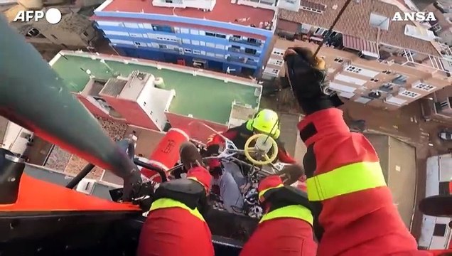 Alluvioni in Spagna, salvate centinaia di persone: recuperate con l'elicottero