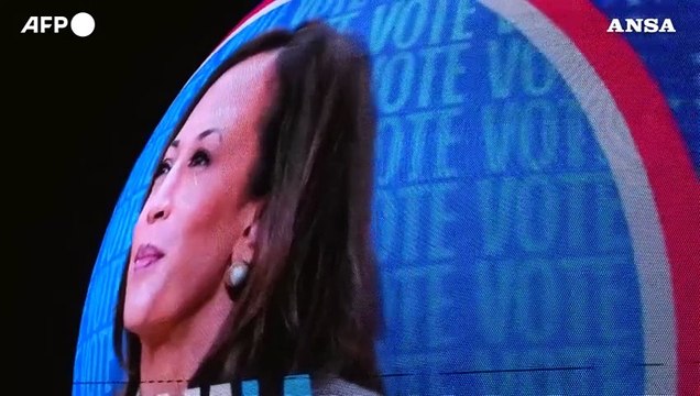 Lo Sphere di Las Vegas illuminato da spot di Kamala Harris