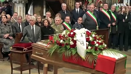Funerale Matilde Lorenzi, uno sci col suo nome e il Tricolore ad avvolgere la bara