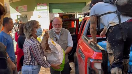 El chef José Andrés reparte comida en Valencia