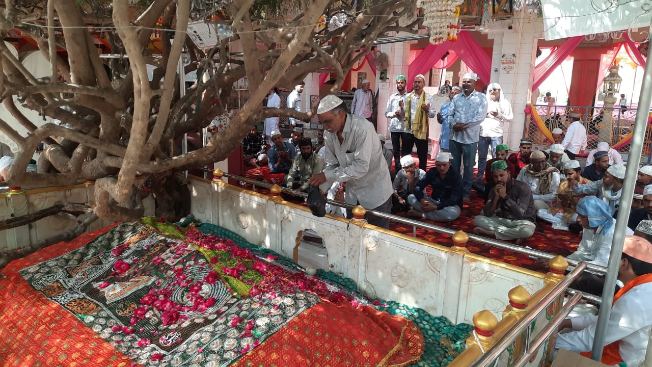 सूफी साहब के उर्स पर उमड़े जायरीन, चढ़ी चादर, प...