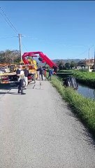 Lido di Camaiore, il recupero dell'auto ribaltata nel canale