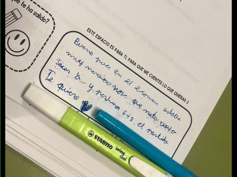 El curioso método que una profesora aplica para que sus estudiantes escriban mensajes durante los exámenes
