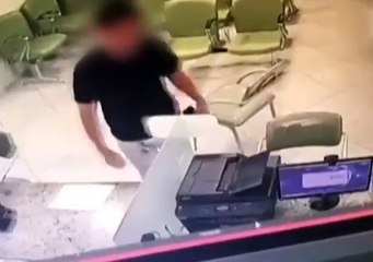 Paciente se revolta e dá socos em eletrônicos que estavam em recepção de hospital na Bahia