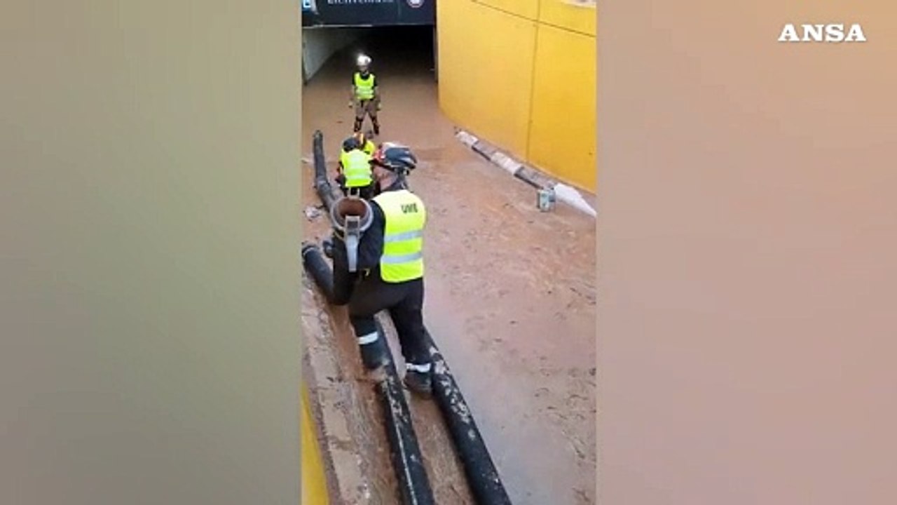 Maltempo Spagna, tragedia nel parking al centro commerciale: "E' un cimitero"