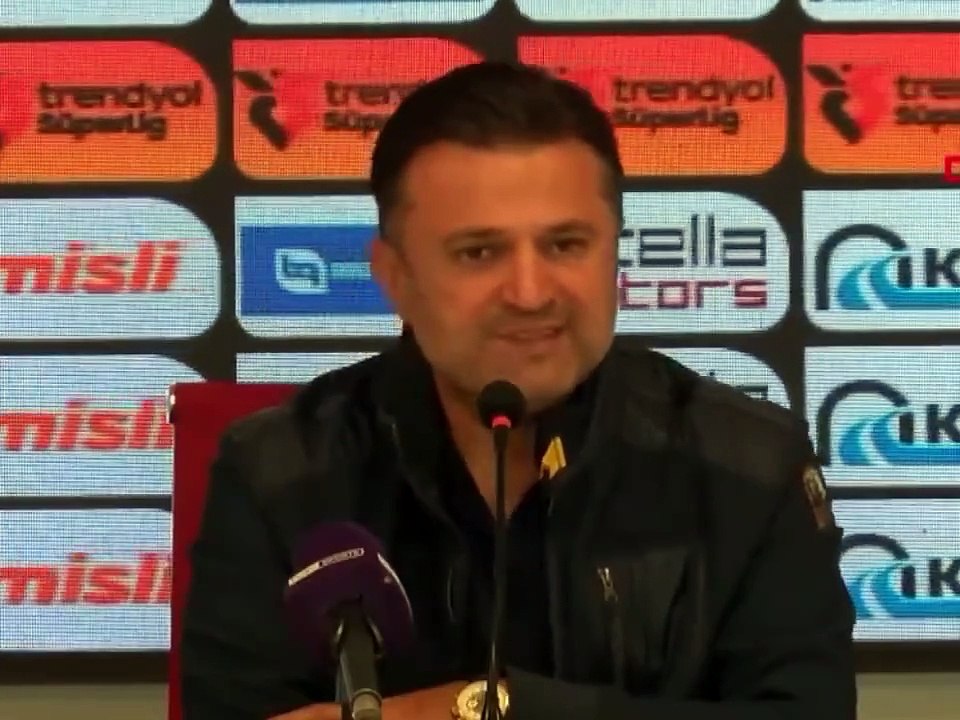 Bülent Uygun, Çaykur Rizespor galibiyetinin ardından besmele çekip, dua okudu