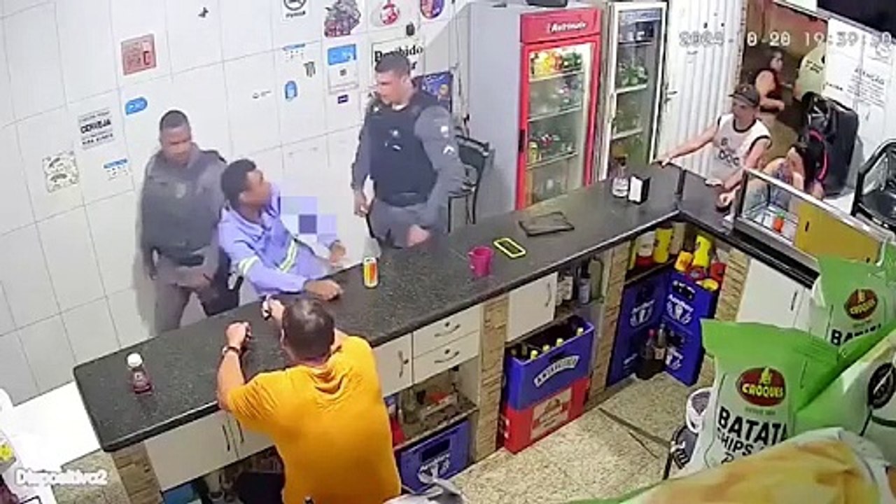 o titulo é: Câmeras flagram policial agredindo homem que é suspeito de bater na mãe; assista