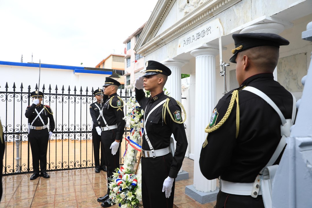 Día de los Difuntos: presidente Mulino y autoridades rinden tributo a los Próceres de Panamá