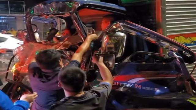 Đâm mạnh vào đuôi xe container, hai vợ chồng mắc kẹt trong cabin xe tải la hét kêu cứu