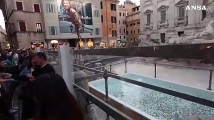 Roma, Fontana di Trevi senz'acqua: i turisti lanciano monete in vasca