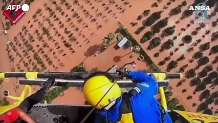 Maltempo in Spagna, bambino viene salvato in elicottero a Valencia