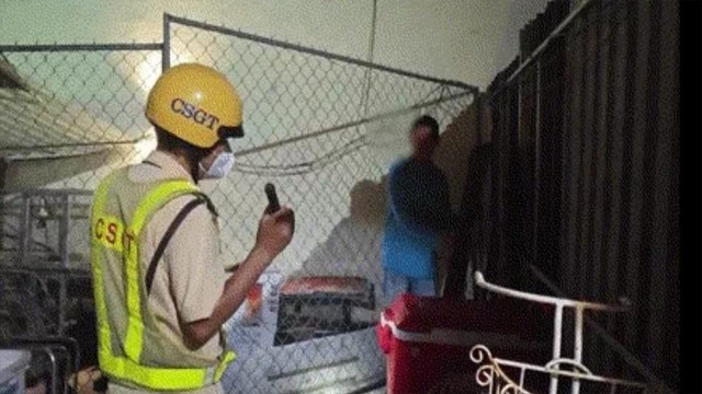 Nam tài xế trốn vào quán cafe, dùng tấm nhựa che thân khi được cảnh sát kiểm tra nồng độ cồn