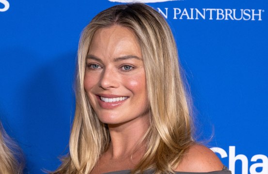 Margot Robbie opta por tratamientos faciales de oxígeno, protector solar y mucha agua