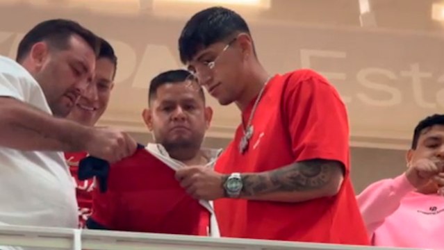 Alan Pulido reparte firmas entre los aficionados en el Chivas vs Pumas; ¿regresa para quedarse?