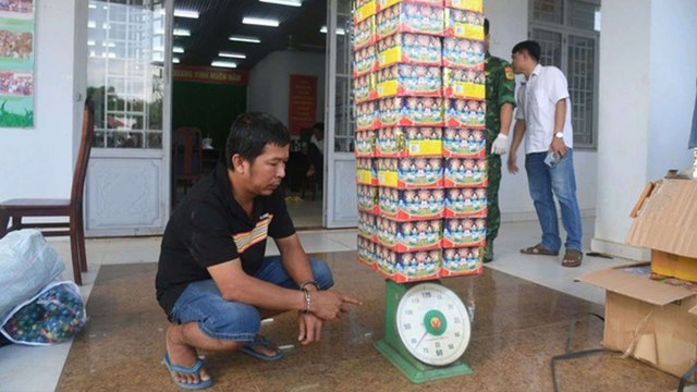 Phát hiện đường dây vận chuyển pháo lậu qua biên giới