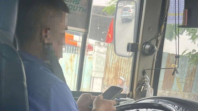 TPHCM: Xác minh vụ tài xế xe buýt vừa lái xe vừa bấm điện thoại