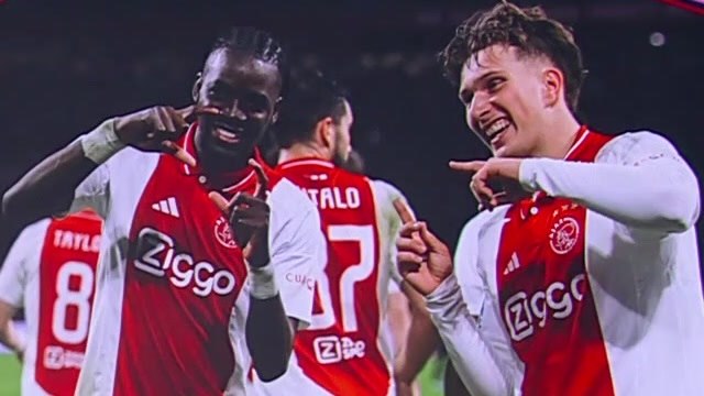 أياكس يحسم مواجهة القمة أمام آيندهوفن