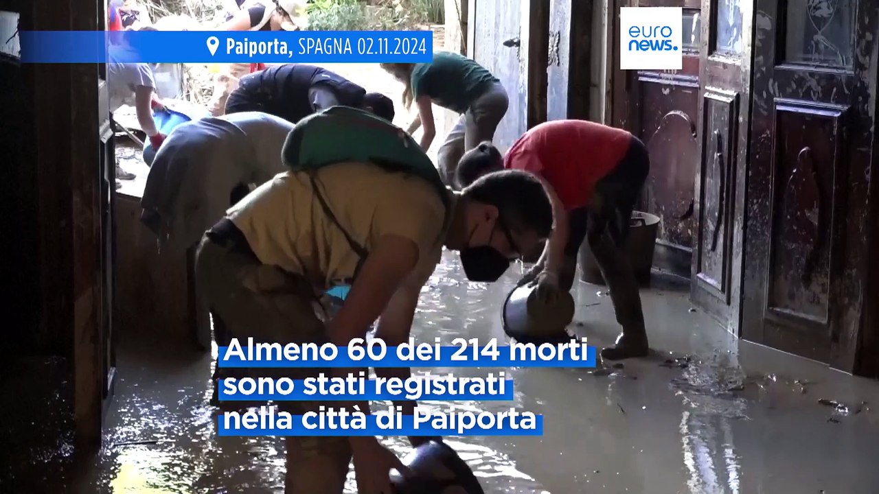 Spagna, tra i volontari in cerca dei dispersi a Paiporta dove c'è un terzo dei morti dell'alluvione