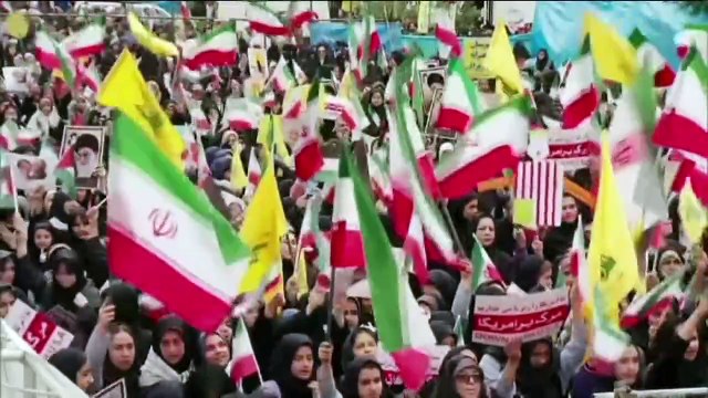 مئات الإيرانيين يتظاهرون في ذكرى عملية احتجاز الرهائن في السفارة الأميركية عام