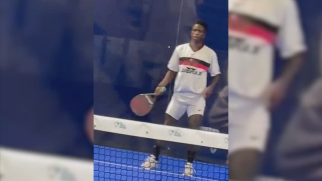 Pillan a Vinicius jugando al pádel y se hace viral por los comentarios de quien graba: las redes arden