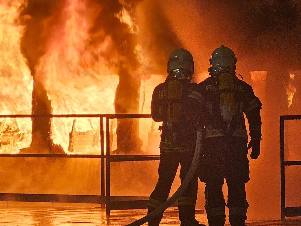 Flammeninferno in Berlin: Zug brennt lichterloh an Bahnhof Ahrensfelde