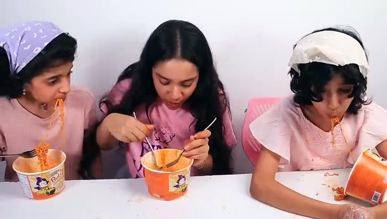 تحدي الأكل بدون يدين ضد يد واحدة ضد يدين !  شفا ضد غزل وريم no hand vs one hand eating challenge